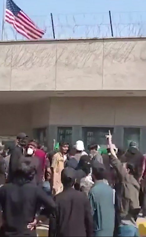 В Пакистане открыли огонь по демонстрантам, которые штурмуют консульство США в Карачи, погибли десять человек, передает Sepah