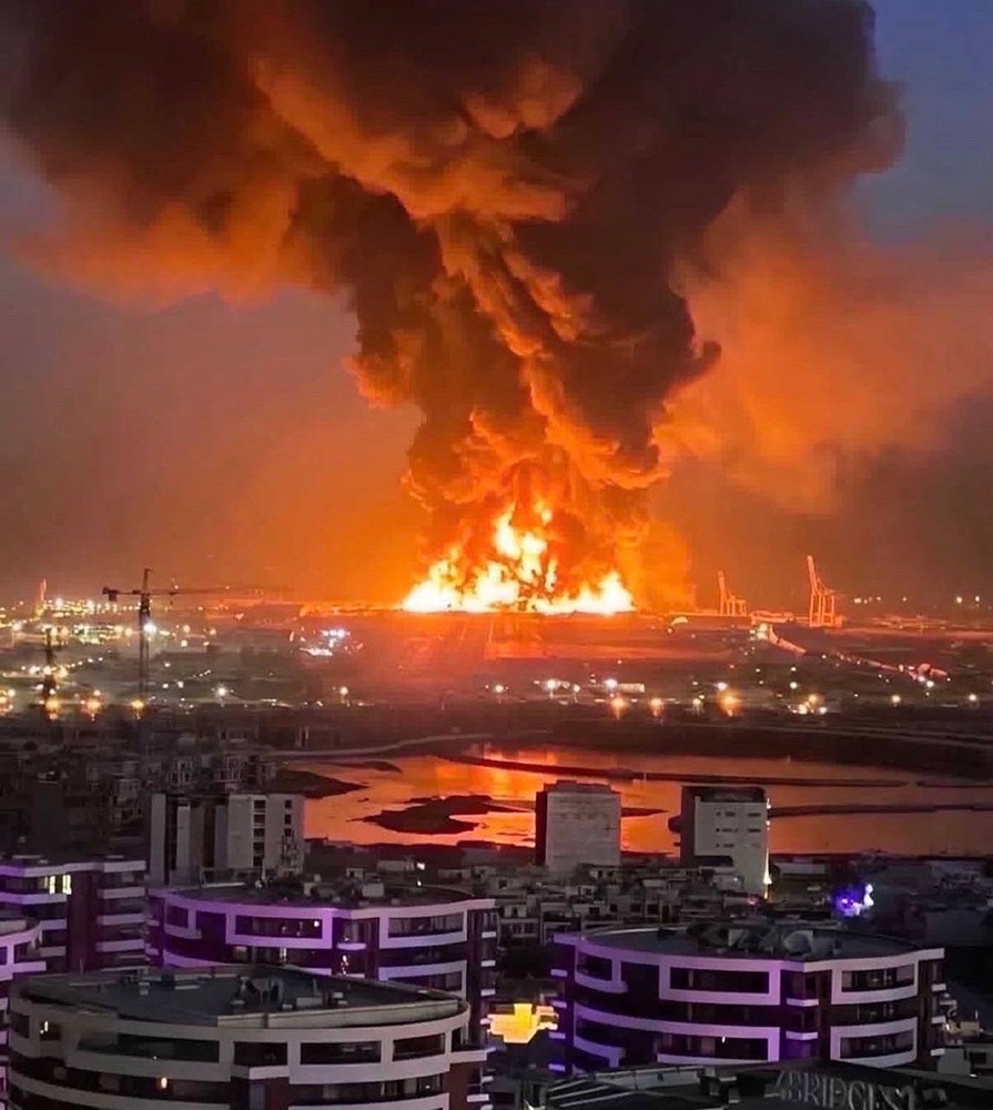 Прилет Shahed-136 по складу боеприпасов на базе США в Эрбиле, Иракский Курдистан. На месте видны вторичные детонации и мощный пожар