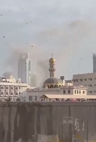 Взрывы снова прозвучали в столице Катара Дохе, передает агентство Рейтер со ссылкой на очевидца. Кадры публикуют пользователи в соцсетях