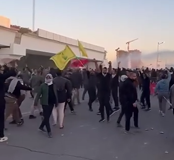 Сотни протестующих в Багдаде направились к посольству США. Участники протеста скандируют лозунги с призывами к мести после того, как было объявлено о гибели верховного лидера Ирана Али Хаменеи