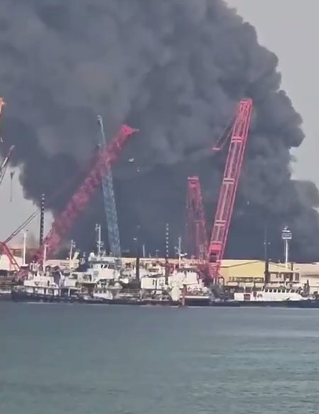 В Бахрейне не могут ликвидировать пожар в районе американской базы, который начался после удара Ирана