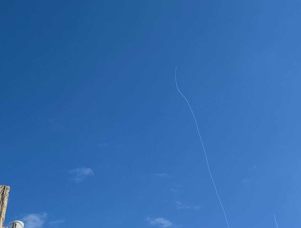 Взрывы в Тель-Авиве: Иран запустил новую волну ракет в сторону Израиля. Работает ПВО