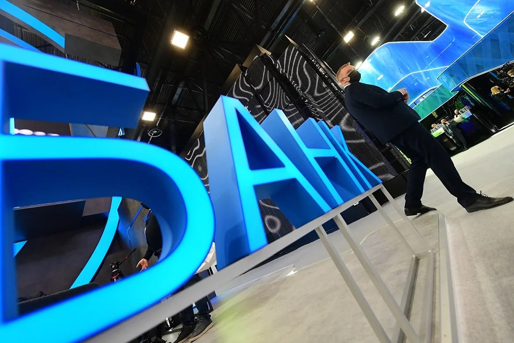 Слияния меняют лицо банковского рынка: число банков в России сократится