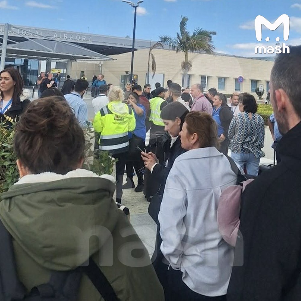 В аэропорту Пафоса на Кипре прозвучали сирены из-за атаки беспилотников из Ирана. В районе британских баз на острове поднимается дым от пожаров