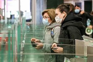 Роспотребнадзор рекомендует носить маски весной из‑за риска всплеска ОРВИ и гриппа: правда ли, что число случаев уже достигло 677 000 и стоит ли снова избегать людных мест?