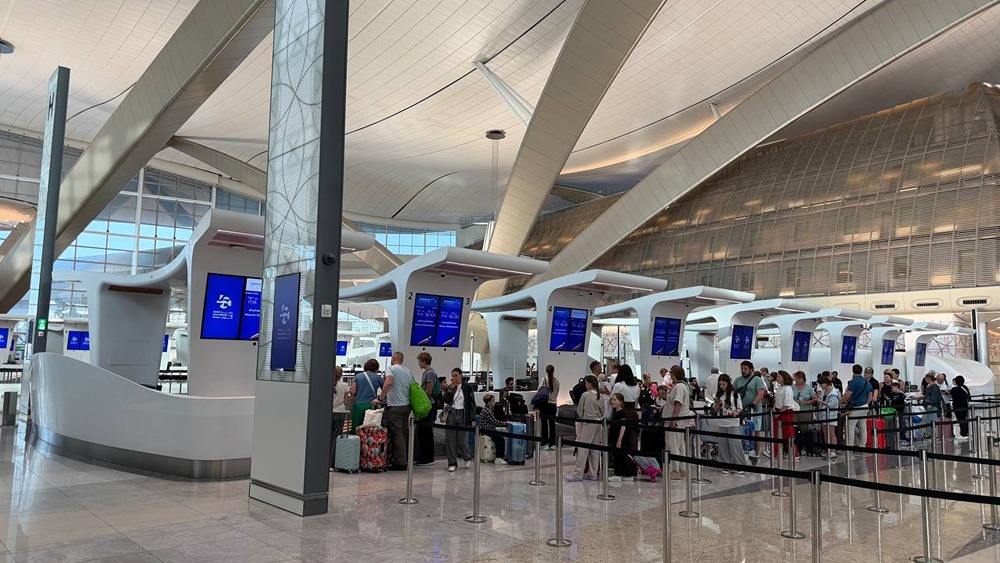 Анастасия Домбицкая, корреспондент «Ъ», предоставила фотографии, на которых запечатлена ситуация в аэропорту Абу-Даби