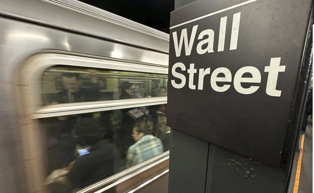 Уолл-стрит растёт, а биткоин поднимается выше 82 000 долларов