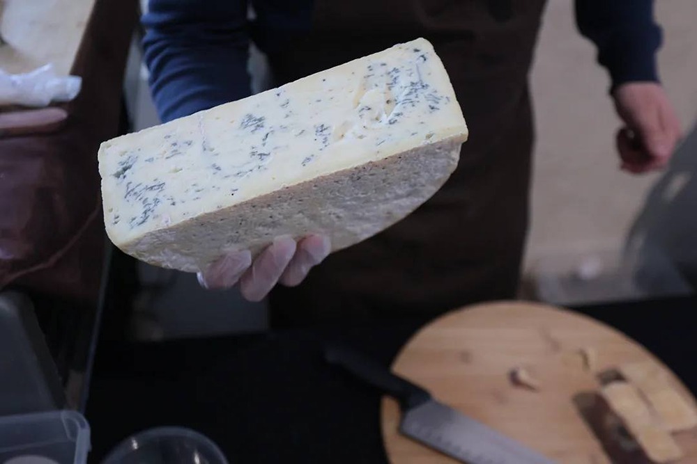 Бри, Камамбер и GrandBlu: какие сыры с плесенью выбирают россияне