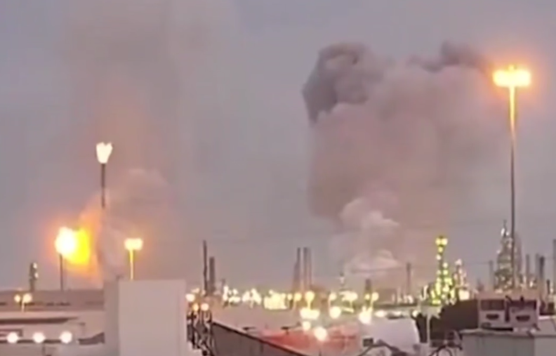 Иран атаковал базы США в Бахрейне и ОАЭ. Один из взрывов прогремел в районе международного аэропорта Абу-Даби