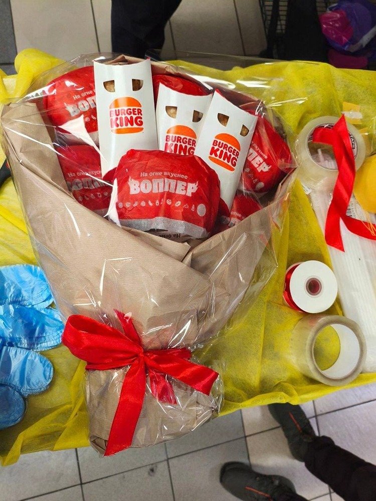 Съедобные букеты из бургеров готовят в Бургер Кинге к 8 Марта