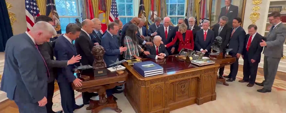 Дональд Трамп принял участие в коллективной молитве в Овальном кабинете