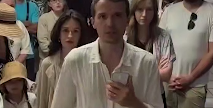 Более 500 российских туристов, застряли на Мальдивах и просят вернуть их домой. В отчаянии они уже записали обращение к МИДу и посольству РФ