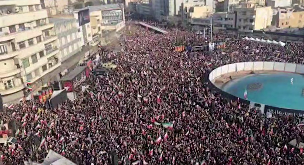 Историческая смена власти в Иране: тысячи иранцев присягнули новому лидеру