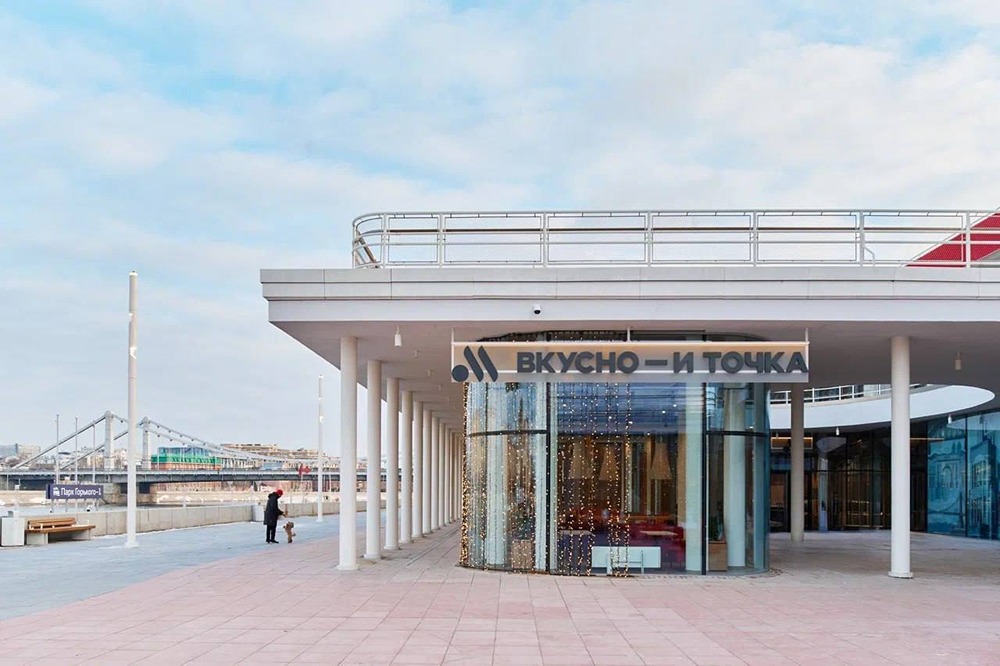 Роботы подают бургеры: «Вкусно — и точка» открыла футуристический ресторан в парке Горького