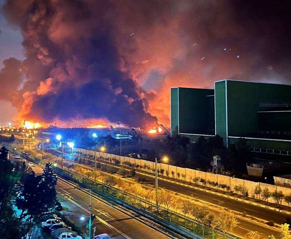 Международный аэропорт Мехрабад в Тегеране горит после авиаударов Израиля и США