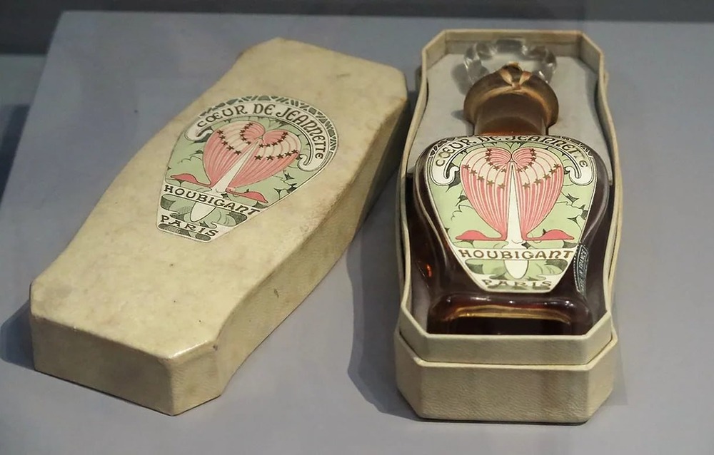 От дворцовых духов до народных ароматов: о чем говорили запахи в России