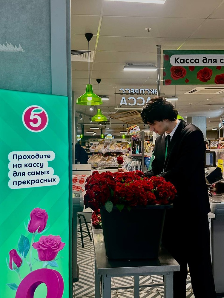 Модный стилист в обычном магазине: необычная акция к 8 марта