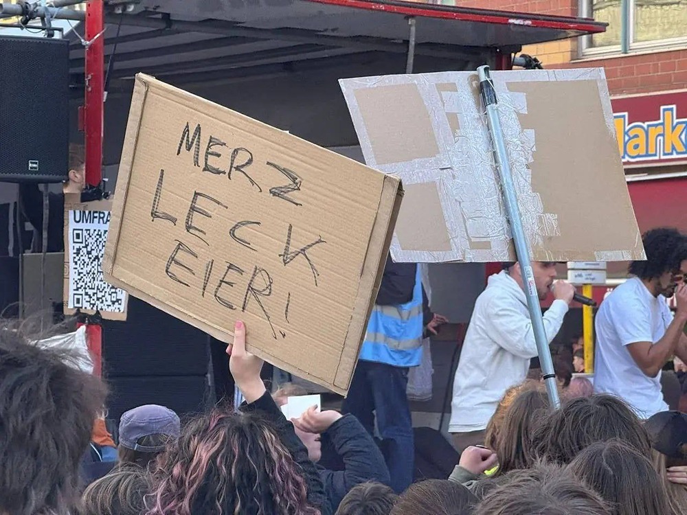 Скандал в Берлине: студента судят за плакат против канцлера