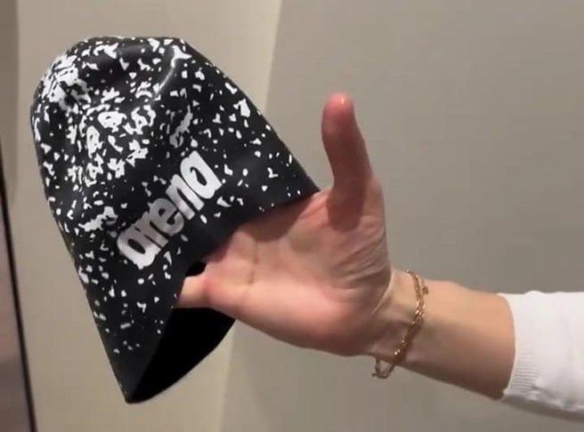 Почему 12-летнего школьника выгнали с соревнований по плаванию: история с иностранным логотипом