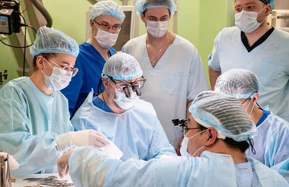 Революция в медицине: в Москве впервые в России начали пересаживать руки