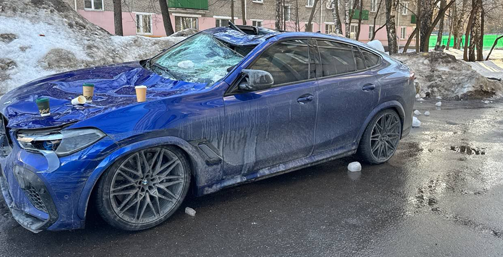 Ледяная глыба уничтожила BMW за 20 млн рублей в центре Москвы: подробности происшествия