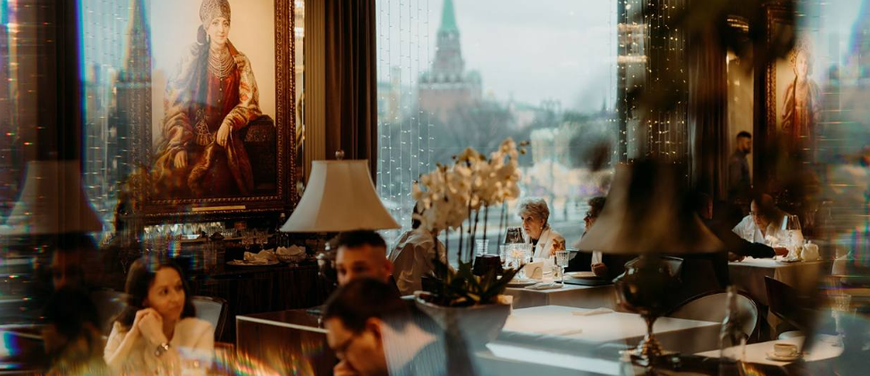 Петербург против Суздаля: где в России оставляют самые щедрые чаевые?