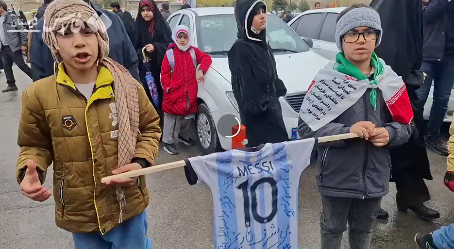 Почему иранские дети сожгли футболки Месси — и как это связано с политикой?