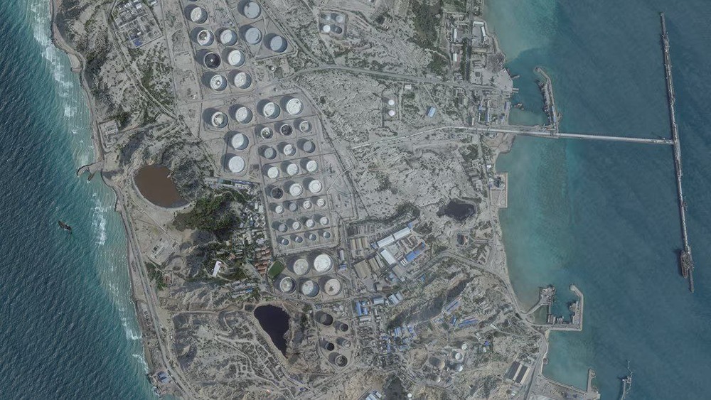 Зачем США бомбят остров Харг?