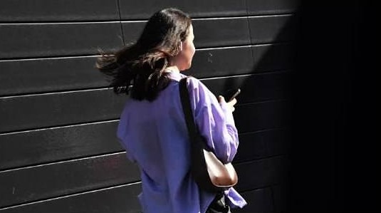 Врачи предупреждают: правда ли, что прослушивание музыки в одном наушнике вредит слуху из‑за неравномерной нагрузки, и помогут ли снизить риск контроль громкости и перерывы каждые два часа?