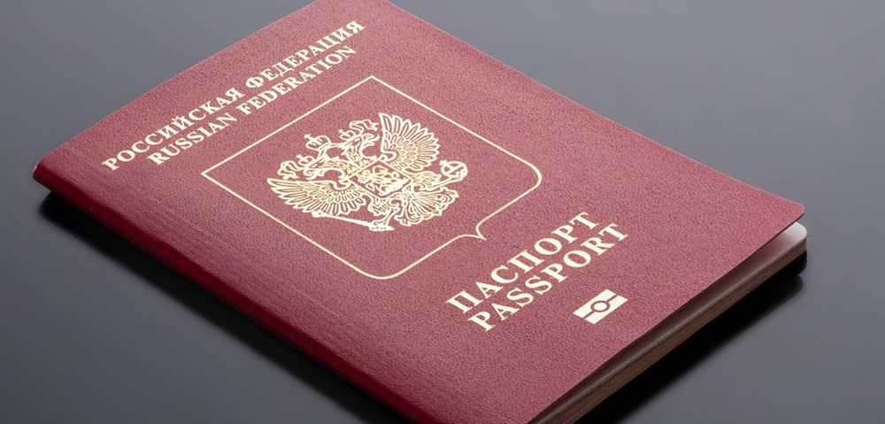 Кризис с загранпаспортами: почему россияне не могут получить документы на 10 лет