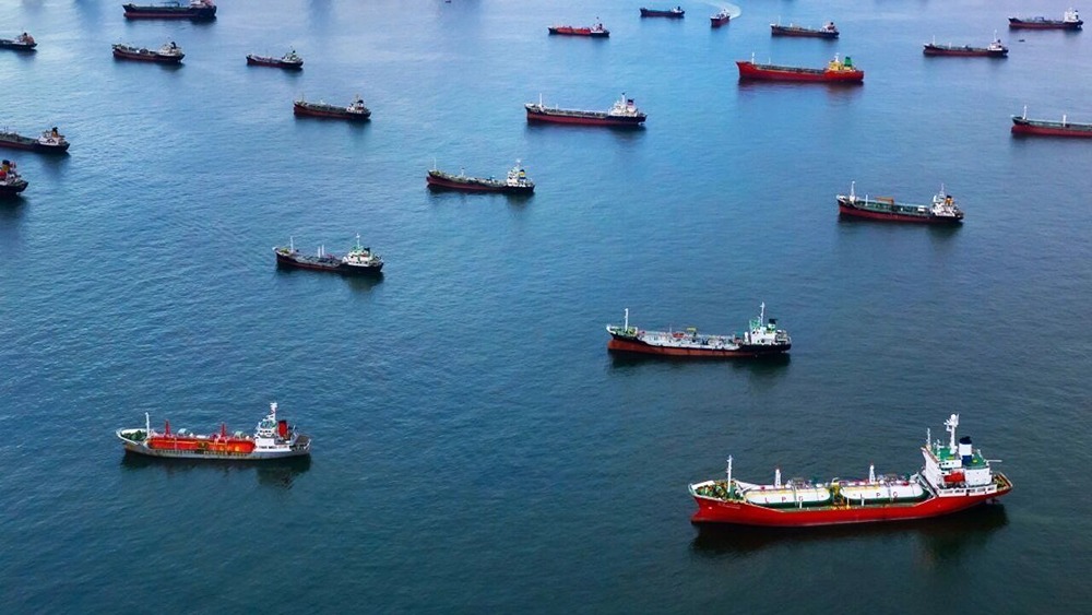 Армада из 30 супертанкеров меняет маршруты поставок нефти