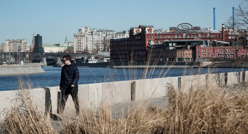 Когда растает снег в Москве?