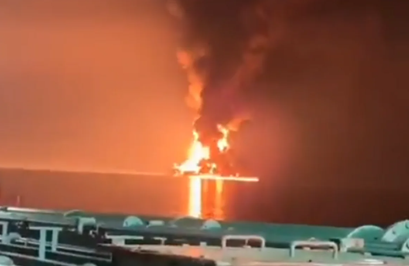 Возгорание танкера у ОАЭ: американский танкер охвачен огнём у берегов Шарджи