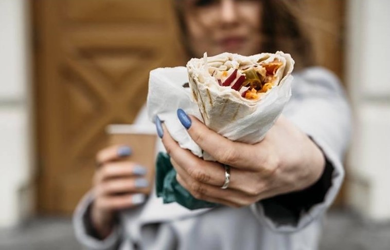 В России предложили запретить продажу бургеров и шаурмы до 21 года и около учебных заведений: правда ли, что это поможет снизить проблемы с лишним весом и болезнями сердца у молодёжи, и как это будет работать?