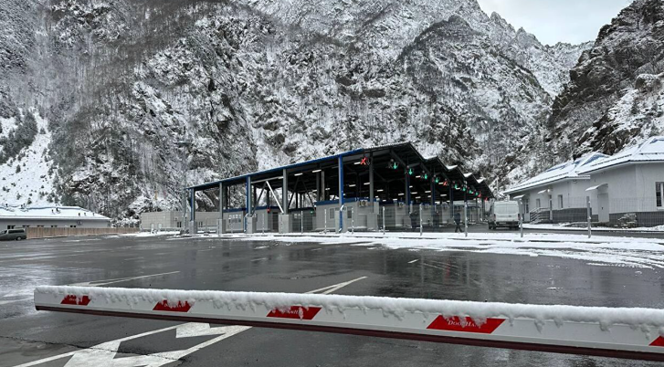 Что делать туристам, застрявшим в Верхнем Ларсе из‑за лавин? Последние новости