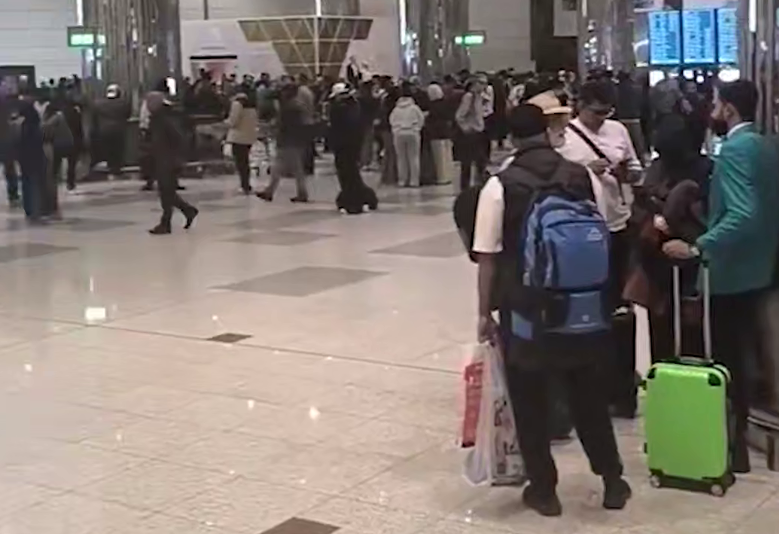 Атака беспилотников: аэропорт Дубая закрыт, туристы застряли на неопределённый срок