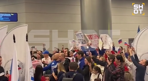 Гимн, овации, цветы: паралимпийцев встретили в Москве