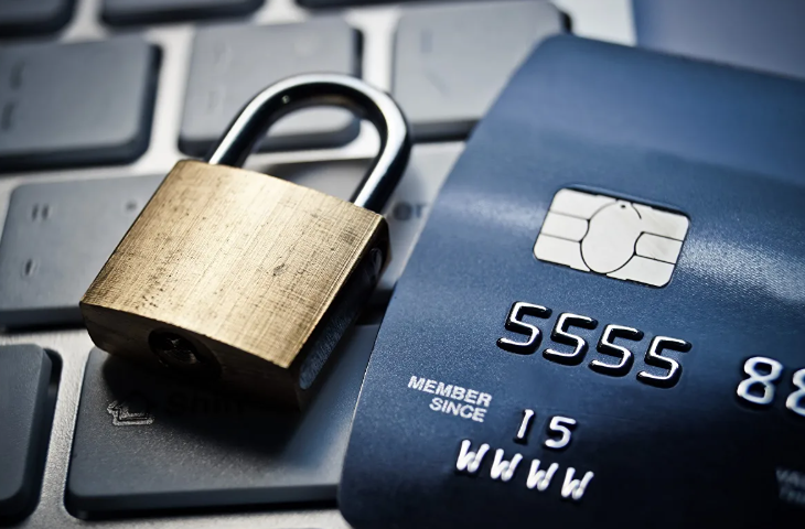 Могут ли заморозить кредитку за частые переводы? Отвечаем подробно