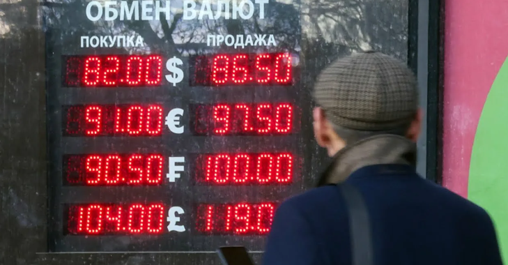 Слабый рубль — спасение для экономики? Разбираем аргументы экспертов