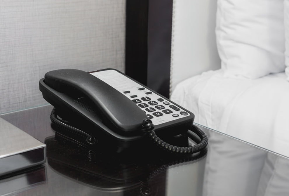 Почему в Москве снова подключают проводные телефоны в 2026 году?