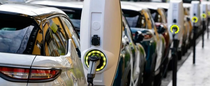 Разворот на 180°: автопроизводители массово отказываются от выпуску электромобилей