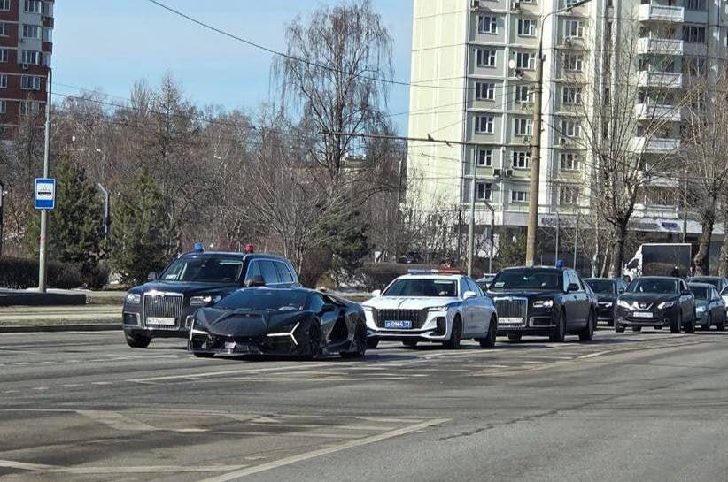 Lamborghini Revuelto за 100 млн рублей проехался по Москве в сопровождении правительственного кортежа из Aurus с мигалками и ДПС