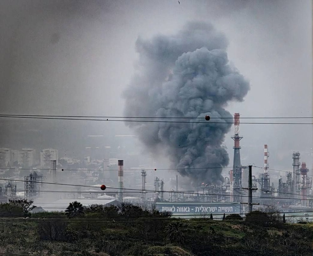 Хайфа в огне: Иран выводит из строя топливную инфраструктуру Израиля