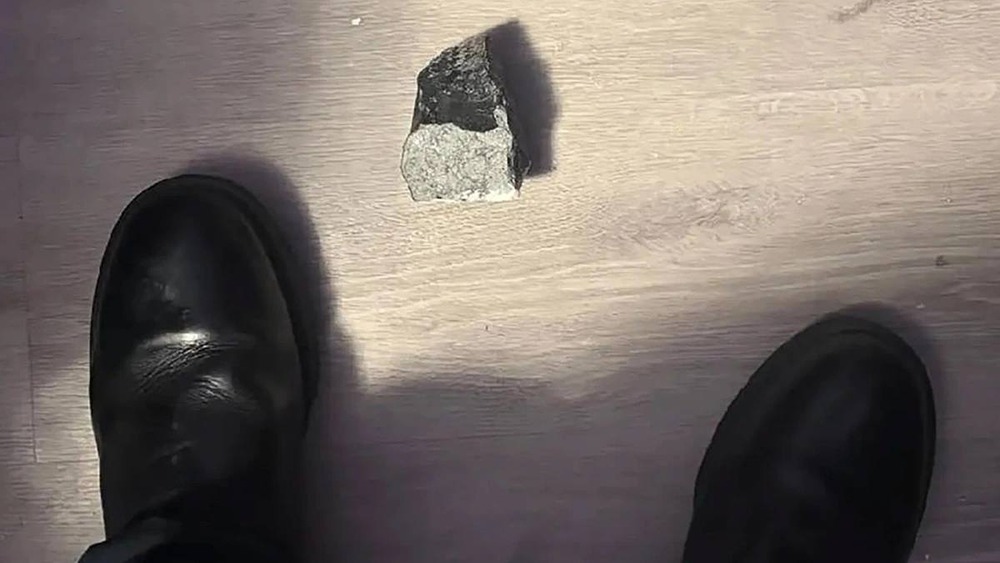 Гость из космоса: метеорит оставил дыру в крыше дома у Хьюстона