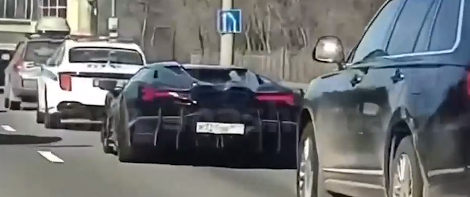 Тайный кортеж: Lamborghini + Aurus с мигалками на улицах Москвы