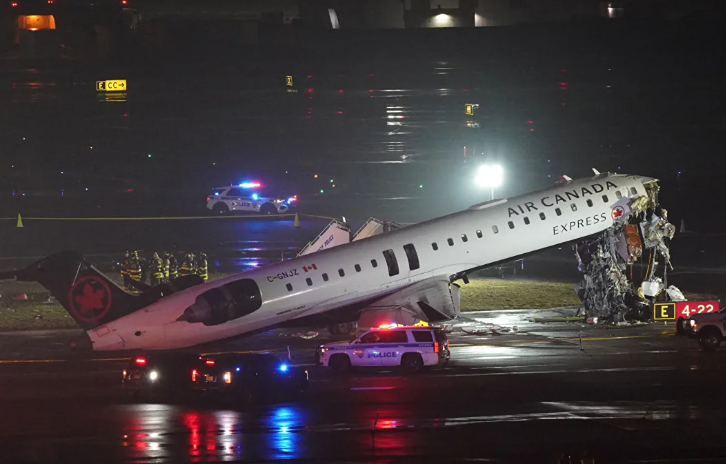 Аэропорт Нью‑Йорка закрыт: самолёт Air Canada врезался в пожарную машину