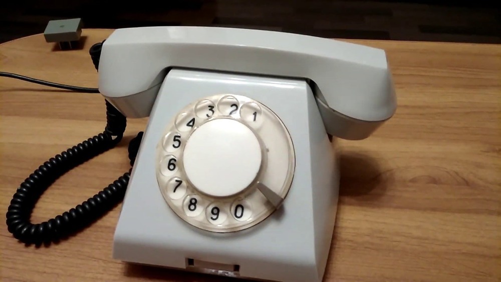 Стационарный телефон обязательно должен быть в каждом доме