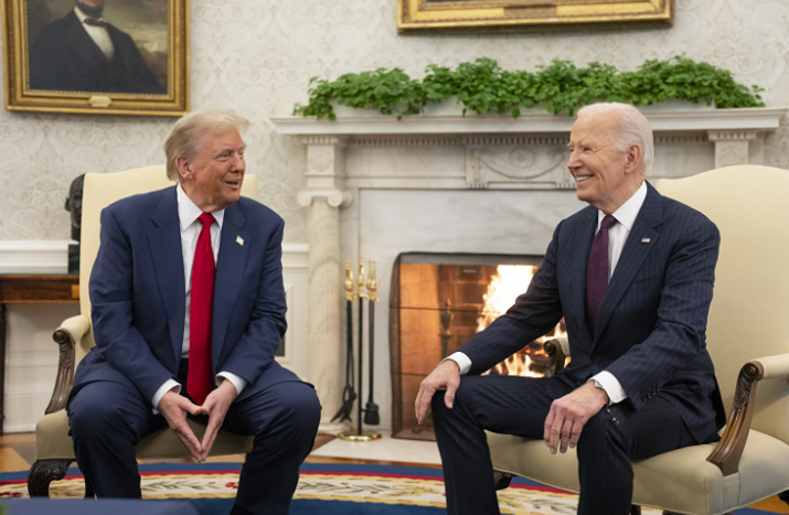 Байден засыпает на мероприятиях. Трамп засыпает на мероприятиях. Байден здоровается с невидимыми людьми. Трамп ведет переговоры по Ирану с невидимыми людьми. Политика США стабильна вне зависимости от президентов, отмечают эксперты