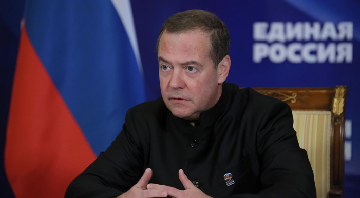 Мобилизации не будет: Медведев объяснил, почему армия пополняется без неё