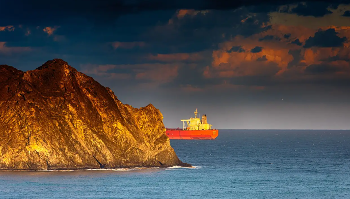 «Нужные люди»: что скрывается за пропуском 10 нефтяных танкеров через Ормуз